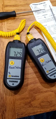 Dos termómetros ThermoWorks Therma K y sondas con estuches de transporte. Foto 1 de 2