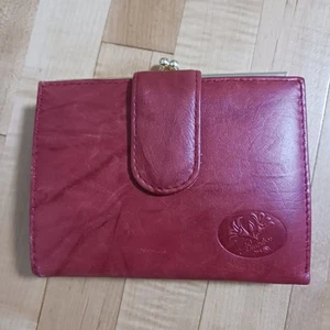 Hermosa billetera Buxton de cuero rojo para mujer con soporte para monedas Kisslock - Imagen 1 de 15