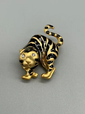 Broche prendedor pequeño ojo pedrería tono dorado esmalte negro tigre gato salvaje Foto 1 de 4