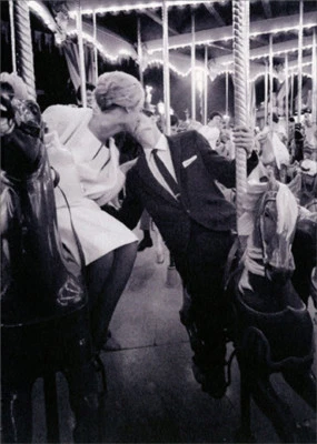 Tarjeta de aniversario de la colección Carousel Ride Kiss Avanti America Foto 1 de 3