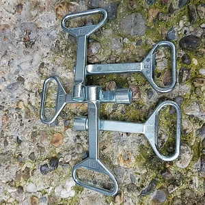 5 Stk. 8mm Dreikantschlüssel Flaschenöffner Containerschlüssel BW Innendreikant - Bild 1 von 2