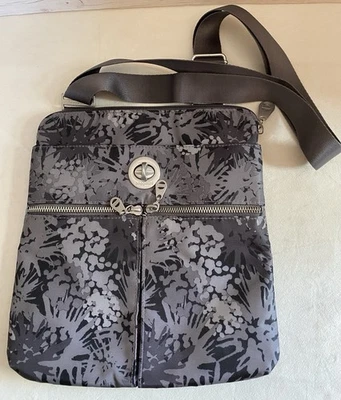 Bolso Bandolera Baggallini Gris y Negro Floral Nylon Madras Foto 1 de 4