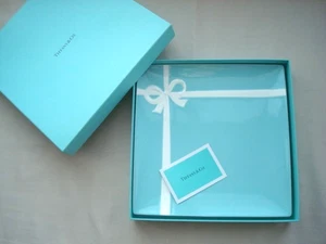 Neu Tiffany & Co. blau weiß Schleife Band 10" quadratische Platte Bone China mit Box - Bild 1 von 6