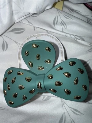 Garra de pelo verde y dorado de Chloe Accesorios Foto 1 de 2