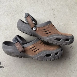 Sandalias informales Crocs clásicas Yukon Vista II zueco sin cordones marrón para hombre talla 12 *DEFECTUOSO* - Imagen 1 de 12