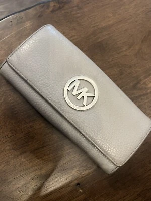 Cartera de cuero Michael Kors gris guijarro/beige oscuro. Usado en excelente estado 🔥 Foto 1 de 4