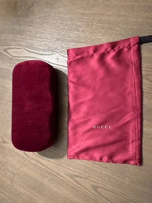 Auténtico estuche para gafas de sol Gucci de terciopelo rojo con cubierta dura con paño limpio Foto 1 de 3