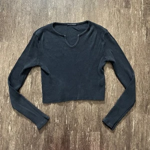 Top corto Brandy Melville azul marino acanalado manga larga cuello en V dobladillo crudo - Imagen 1 de 4