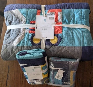 POTTERY BARN KIDS Jax Construction Full/Queen Quilt + 2 Std Shams-OPEN BOX - Bild 1 von 5