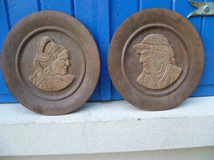 A VINTAGE PAIR OF FRENCH, CARVED WOODEN WALL PLATES, OF A BRETON LADY & MAN - Picture 1 of 6