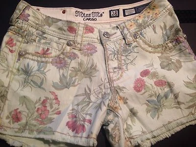 Pantalones Cortos Miss Me, Flor Verde Menta Nuevos con Etiquetas Talla 25, 26 o 27 $99 Foto 1 de 4