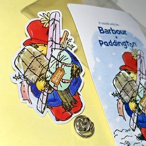 GENUINE Origina BARBOUR PADDINGTON X BEAR enamel, alloy, Pin Badge Cute gift - Foto 1 di 24
