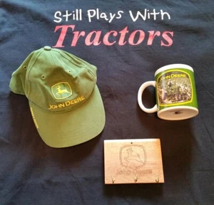 John Deere Tractor Group - Cap, Cup, Wooden Key Hanger & Tractor Shirt, 4 pc Lot - Imagen 1 de 12