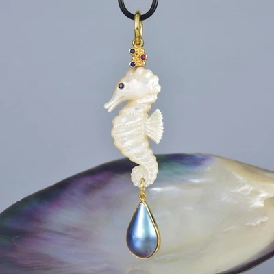 Seahorse Pendant Carved Mother-of-Pearl & Gold Vermeil on Sterling Silver 10.35g - Image 1 of 4