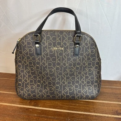 Bolso de Mano Calvin Klein Para Mujer Mediano Redondo Bolso con Logotipo CK Marrón Caqui Dorado Foto 1 de 4