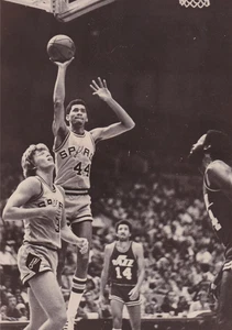 TYP 1: 1976 Pressefoto San Antonio Spurs George Gervin schießt Jumper .v. Jazz - Bild 1 von 2