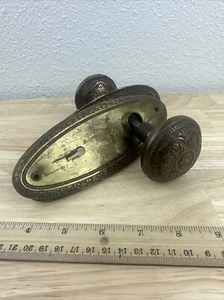 Antiguo juego de perillas de puerta ornamentadas ovaladas Yale & Towne placas traseras #509 - sin llave, cerradura - Imagen 1 de 16