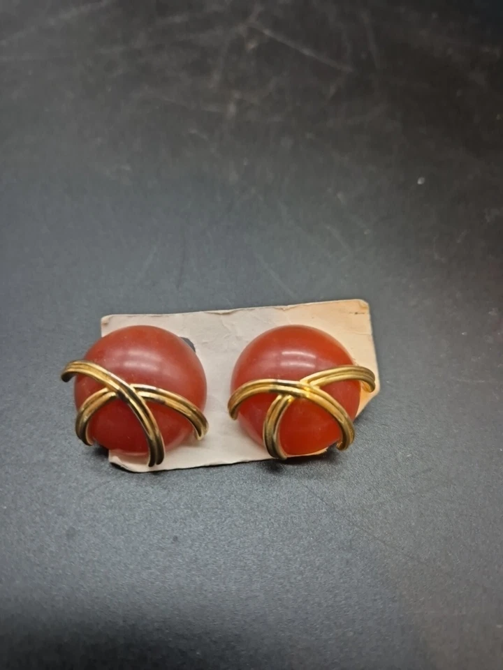 Pendientes con clip naranja Trifari y detalles dorados Foto 1 de 2