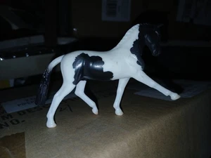 Ein Breyer Stablemate weiß Blindbag Pferdefarbe Dressur - Bild 1 von 1