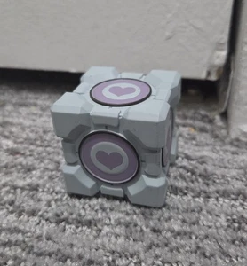 Portal 2 Sentry Turret Series III COMPANION CUBE WizKids NECA Ventil lose 1,75" - Bild 1 von 5