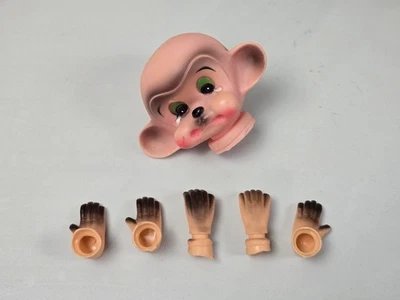 Piezas de muñeca vintage de cabeza de mono llorando cara de goma de Mangelsen pies y manos Foto 1 de 4