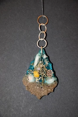 Resina hecha a mano personalizada con arena, conchas marinas y una etiqueta "Hecho con amor" Foto 1 de 2