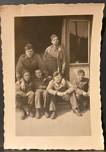 Foto instantánea militar ~ Seis soldados de la Segunda Guerra Mundial sentados juntos fuera de los cuarteles - Imagen 1 de 3