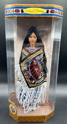 Bonecas Barbie 1999 nativas americanas da Costa Noroeste NRFB - Imagem 1 de 4