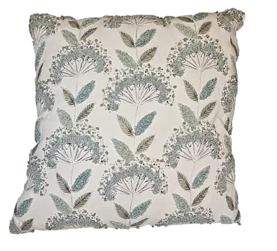 PIER 1 IMPORTS Almohada Floral Texturizada Bordado Flores Azules Algodón 20x20 Foto 1 de 4