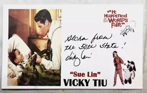 VICKY TIU signiertes 3x5 KARTE ELVIS PRESLEY Bild Es geschah auf der Weltausstellung - Bild 1 von 2
