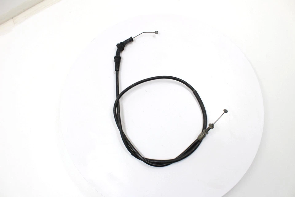 1982 SUZUKI GS1100E OEM THROTTLE CABLES LINES - Image 1 of 4