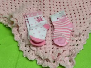 NEW Handmade Crochet Blanket Light Pink Scalloped Edge 2 Pr Matching Baby Socks - Picture 1 of 4