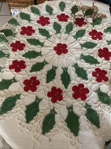 Pezzo da tavolo fatto a mano all'uncinetto centrino verde cactus rosso bianco 28" tondo.da riparare - Foto 1 di 9