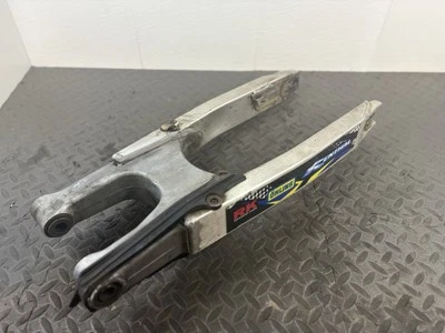 Suzuki 96-00 RM125 RM250 1999 OEM basculante brazo oscilante suspensión 61000-37E10 Foto 1 de 4