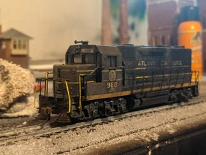 HO Scale Weathered Athearn Atlantic Coast Line EMD GP-35. - Picture 1 of 6