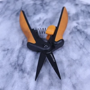 Tijeras Fiskars RazorEdge Micro-Tip Easy Action hojas de 3 pulgadas naranja negro AA0321 - Imagen 1 de 11