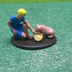 Britains Herald Original Vintage Farm Arbeiter Figur Farm Hand Schwein Futterautomat - Bild 1 von 4