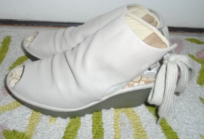 Zapatos de cuña de cuero Fly London talla 38 para mujer 7,5 punta abierta con lazo trasero Foto 1 de 4