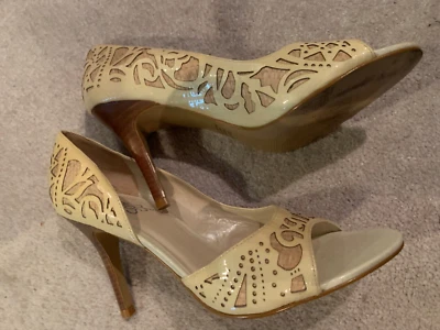 CARLOS TALLA 8.5 Marfil "Envy" D'Orsay Tejido Bronceado Mimbre Imitación Incrustación Punta Abierta Nuevo sin Etiquetas Foto 1 de 4