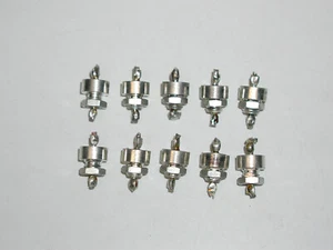 10 Stück Durchführungsfilter von API, Typ 9051-100-0000, LC-Tiefpaß für DC - Bild 1 von 1