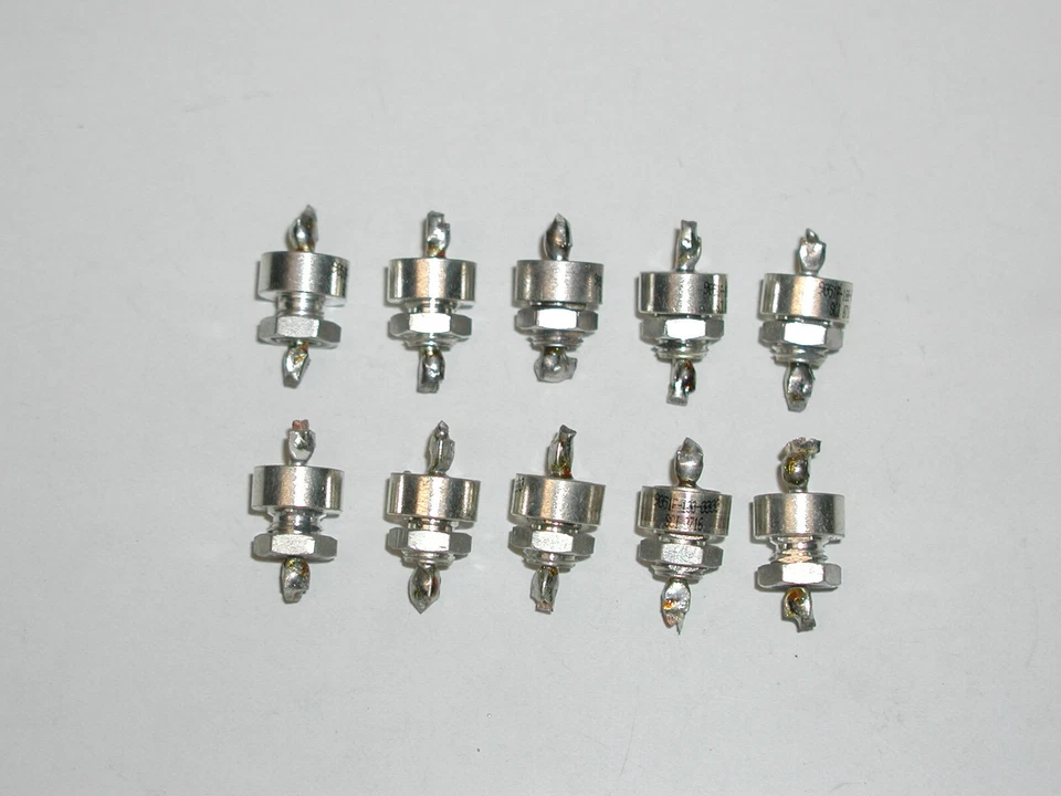 10 Stück Durchführungsfilter von API, Typ 9051-100-0000, LC-Tiefpaß für DC - Bild 1 von 1