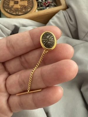 Gravata vintage damascena tom dourado com corrente – esmalte preto floral oval - Imagem 1 de 4