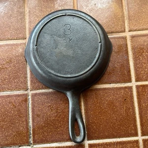 Lodge? Cast Iron Skillet SK 3 H2 - 6 1/2” Cookware Kitchenware Pots And Pans - Picture 1 of 10