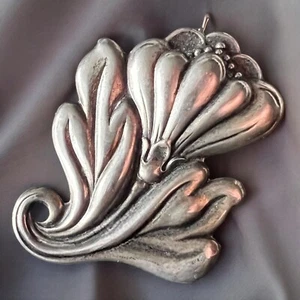 "Broche antiguo Art Nouveau plata repousse flor tulipán 2"" x 1,75""" - Imagen 1 de 9