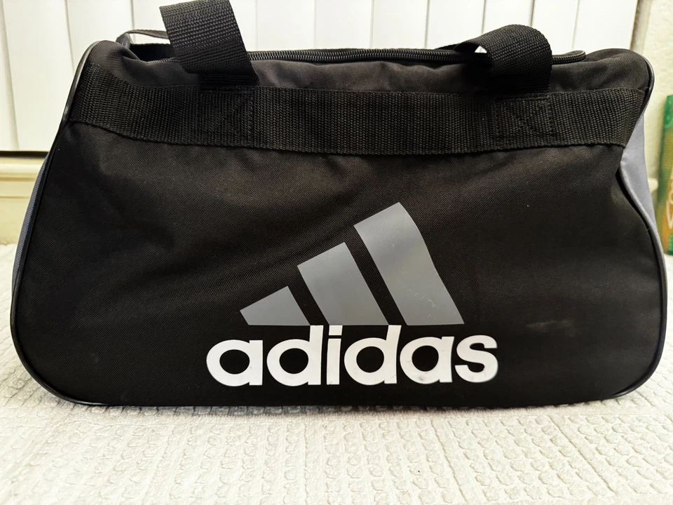 Equipaje de viaje Adidas gris y negro bolsa de lona para gimnasio Foto 1 de 4