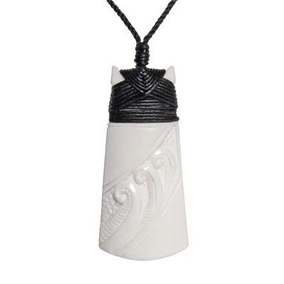 81stgeneration Collana Ciondolo Bianco Scolpito a Mano Koru Maori Lama Toki Osso - Immagine 1 di 4