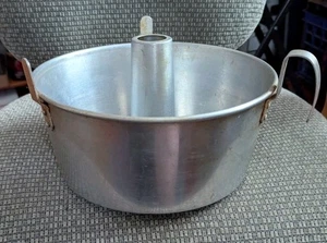 VTG MIRRO #5394M ALUMINUM 10" ANGEL FOOD CAKE PAN W/HANDLE  2 PC W/FEET USA - Picture 1 of 7