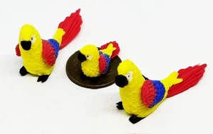 Puppenhaus gelb Polymer Ton Papageien 2 Erwachsene und ein Baby Maßstab 1:12 P6 tumdee - Bild 1 von 6