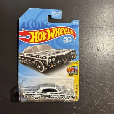 Hot Wheels 2018 #326 Art Cars blanco 1964 Chevy Impala Foto 1 de 4