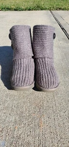 UGG Damen klassische 5819 Cardy Strick Wildleder Knopf hohe Stiefel hellgrau Größe 6 - Bild 1 von 8